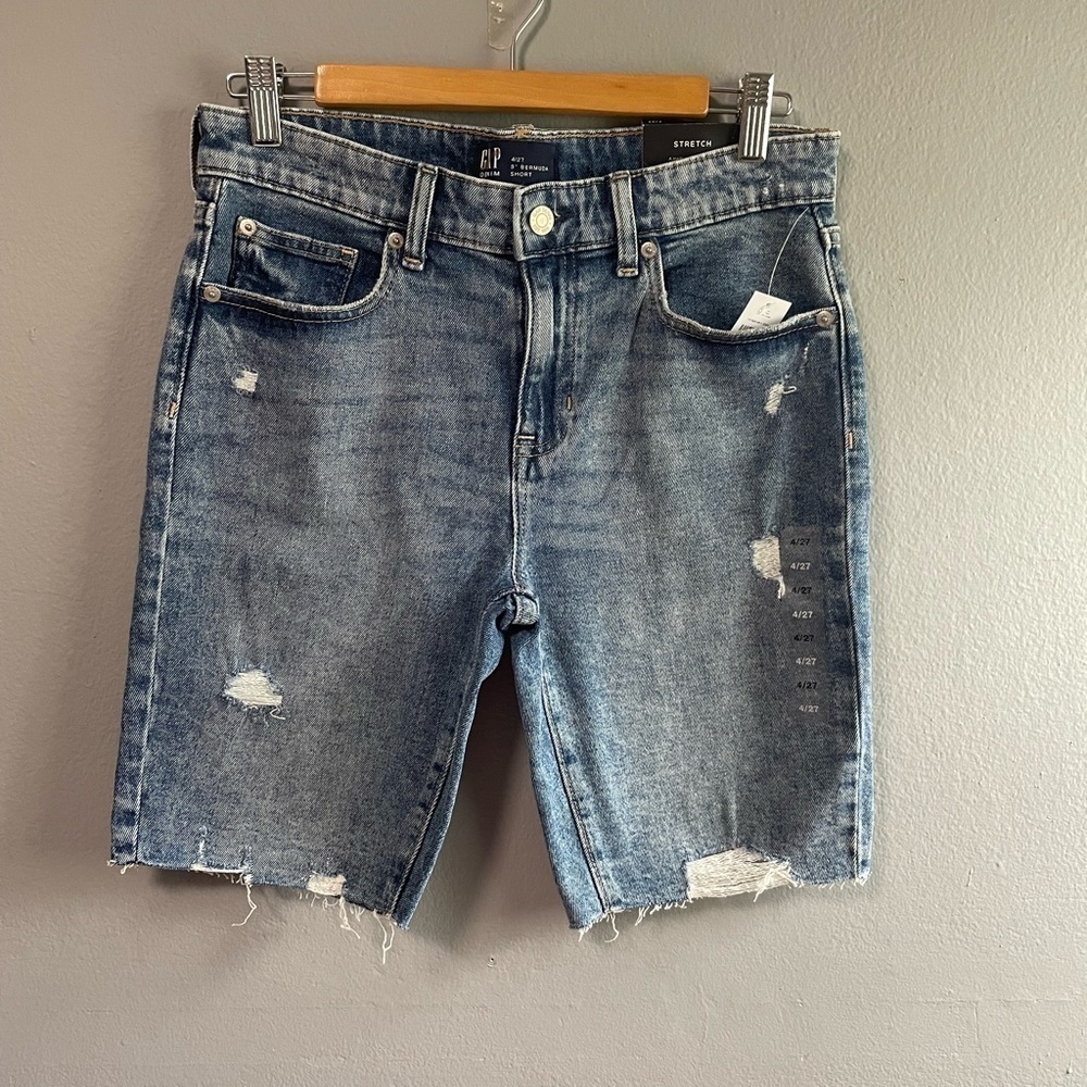NWT Gap stretch bermuda distressed cutoff denim shorts. Size 4/27